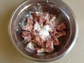 加入姜蒜蓉、5克油、盐、生粉