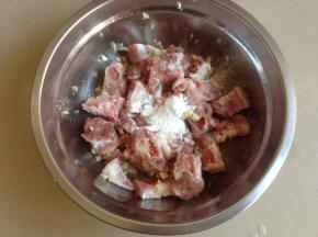 加入姜蒜蓉、5克油、盐、生粉