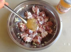 加入15克果酱腌半个小时