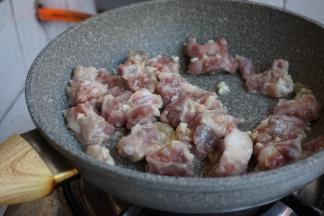 热锅下油，倒入排骨，加少许酒翻炒几下