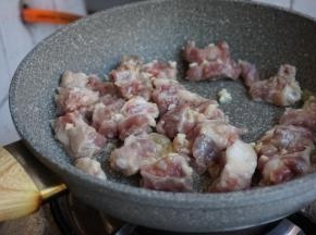 热锅下油，倒入排骨，加少许酒翻炒几下