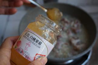 加入25克果酱，盖上锅盖，焖煮12分钟左右