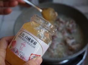 加入25克果酱，盖上锅盖，焖煮12分钟左右