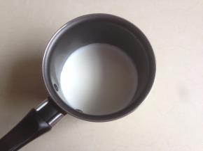 将牛奶加热到刚想冒小泡时关火