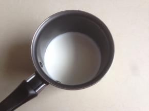 将牛奶加热到刚想冒小泡时关火