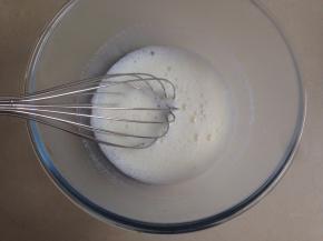 倒入打蛋盆里，加入油，充分搅拌，乳化好