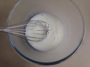 倒入打蛋盆里，加入油，充分搅拌，乳化好