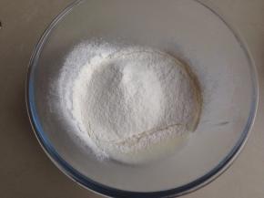 将面粉过筛进去