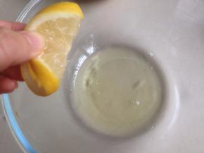 蛋清加入几滴柠檬汁（蛋清需打在无水无油盆里，蛋清里不要粘有蛋黄）