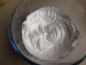分两次加入糖，用电动打蛋器（不要以为用筷子或者手动打蛋器就可以，打到手抽筋也打不出这个效果）将蛋清打至偏干性发泡。