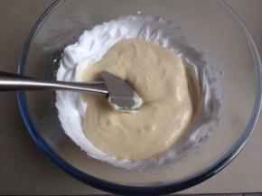 拌好的蛋糕糊倒回剩余的蛋白霜里