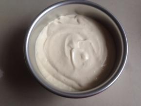 倒入6寸阳极活底蛋糕模具里