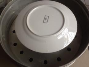 将模具放进蒸笼里，用碟子盖住蛋糕模