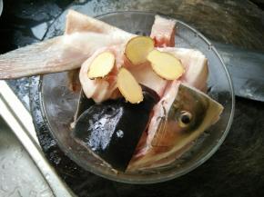砍成大块，加入适量料酒、盐和姜，腌半个小时。
