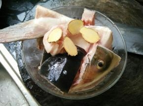 砍成大块，加入适量料酒、盐和姜，腌半个小时。