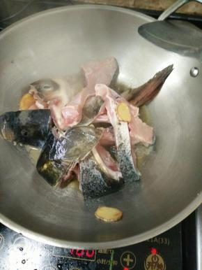 热锅凉油下鱼块，煎至鱼肉变白色。