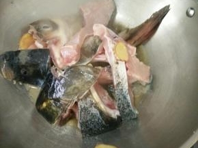 热锅凉油下鱼块，煎至鱼肉变白色。