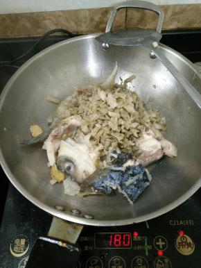 加入酸菜，轻轻翻炒均匀。