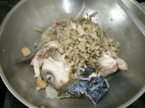 加入酸菜，轻轻翻炒均匀。