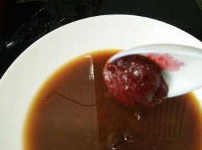 拿个碗放入耗油、辣酱、黄豆酱，加入适量水化开。