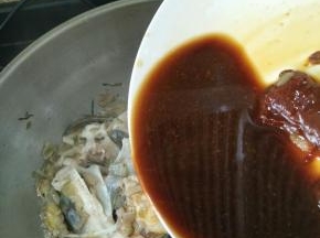 然后倒进锅里，焖十分钟。