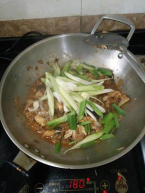 最后加入蒜苗，翻炒均匀，煮到蒜苗熟透即可出锅。