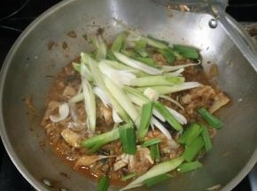 最后加入蒜苗，翻炒均匀，煮到蒜苗熟透即可出锅。