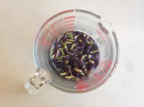 先做蓝色面团，用温开水泡蝶豆花，因为花朵会吸水的，所以要倒入比和面用的水多20克左右，实际用到的蝶豆花水是120克