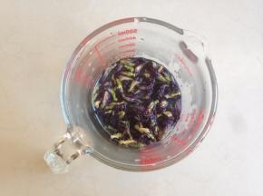 先做蓝色面团，用温开水泡蝶豆花，因为花朵会吸水的，所以要倒入比和面用的水多20克左右，实际用到的蝶豆花水是120克