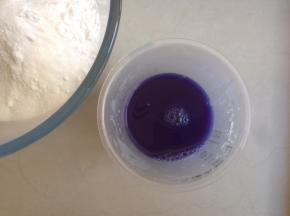 将酵母溶于放置手温的蝶豆花水中，搅拌溶解