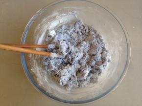 将120克的蝶豆花水（不同面粉吸水性不同，水量仅供参考）倒入面粉里，一边倒，一边用筷子搅拌成絮状