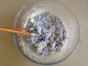 将120克的蝶豆花水（不同面粉吸水性不同，水量仅供参考）倒入面粉里，一边倒，一边用筷子搅拌成絮状