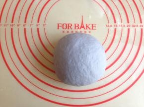 用手和成光滑的蓝色面团，再和好白色面团