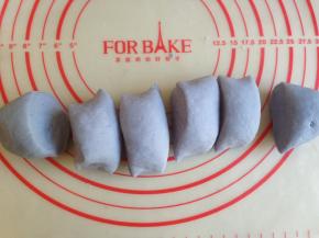 蓝色面团搓长，切成6等份