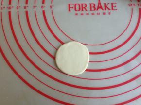 白色面团分成6克左右的小面团，擀成圆形，如果你有适合大小的圆形模具就更方便了，将白色面团擀平，再盖出一个个圆形