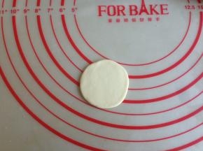 白色面团分成6克左右的小面团，擀成圆形，如果你有适合大小的圆形模具就更方便了，将白色面团擀平，再盖出一个个圆形