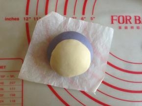 盖在蓝色面团上（可以蘸点水粘得更牢）