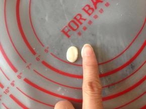揪出两小块面团，用食指压一下，成椭圆形，做眼睛