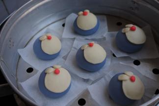 红色面团做鼻子，摆到相应的位置上，静置20分钟