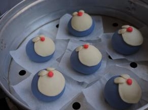 红色面团做鼻子，摆到相应的位置上，静置20分钟