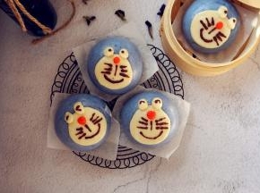 冷水上锅，大火转中小火蒸12分钟，关火继续焖3分钟开盖。最后用巧克力笔画出眼珠子、胡须和嘴巴