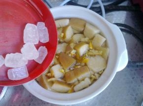 加入冰糖，炖煮一个半小时。