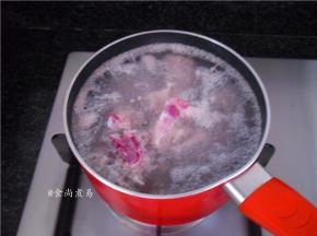 猪骨汤洗净，焯一下水
