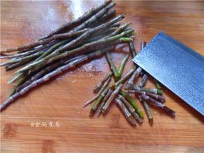 石斛洗净斩段（干石斛则要提前浸泡软再煲汤）