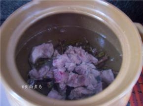 石斛、猪骨头放入汤锅中，加上5碗左右清水