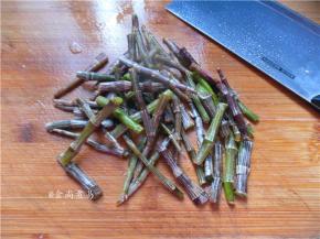 再用刀背拍扁，煲汤容易出味