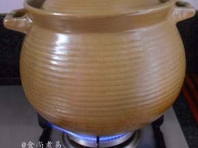 遮上锅盖大火煮开后，调成中火煲60分钟左右