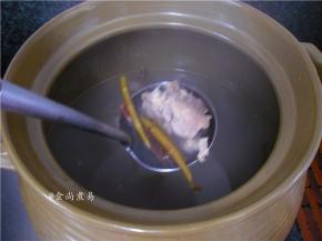 汤煲好后调入盐、搅拌均匀即可饮用