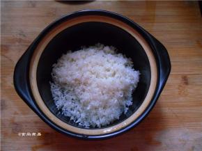 砂锅的底部刷一层食用油，浸泡好的大米倒入砂锅中，再调入少许油拌匀