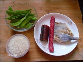 备好大米、腊肠、腊鸭腿、腊肉、荷兰豆